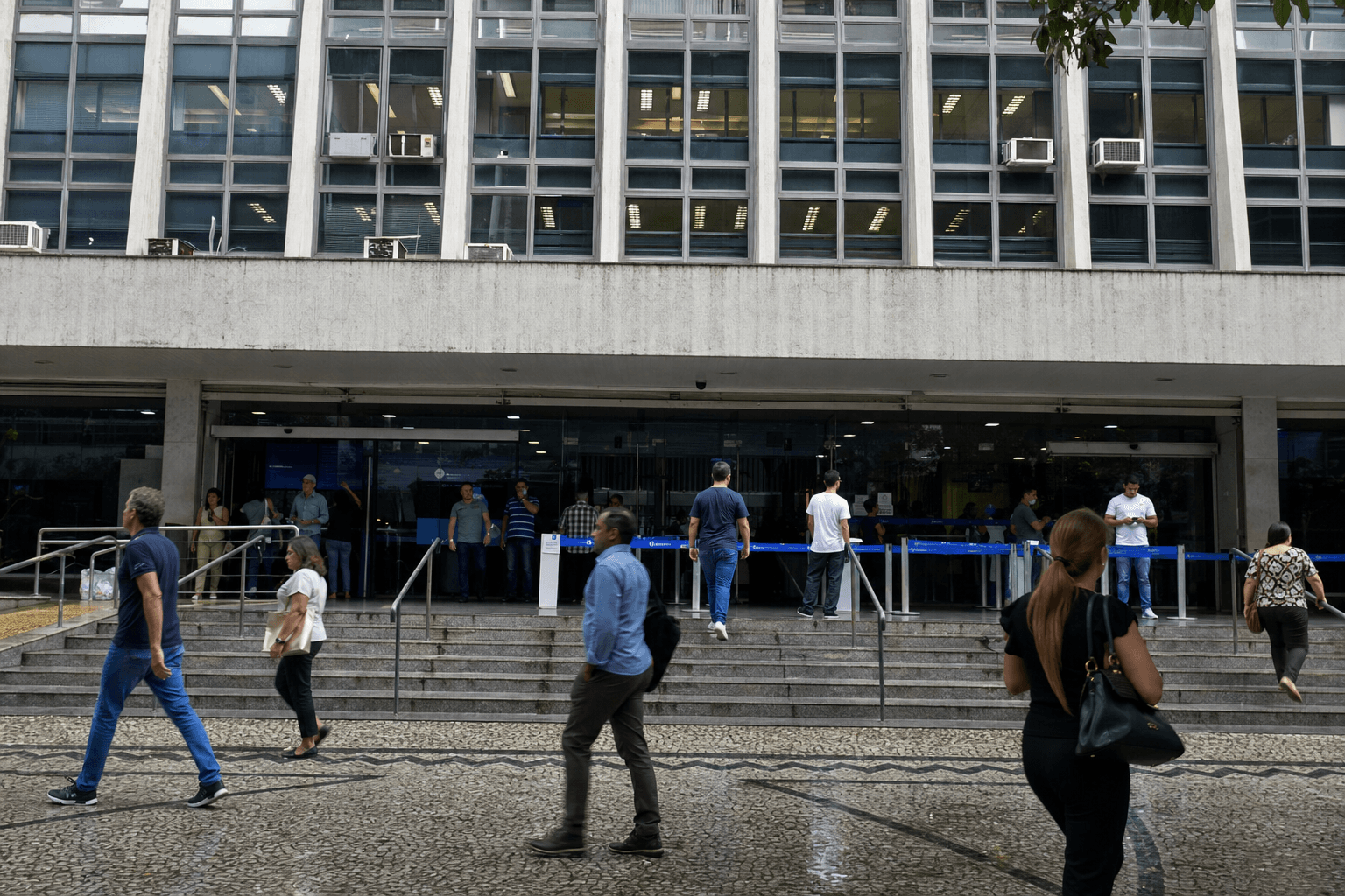 People entering a Brazilian federal tax office building