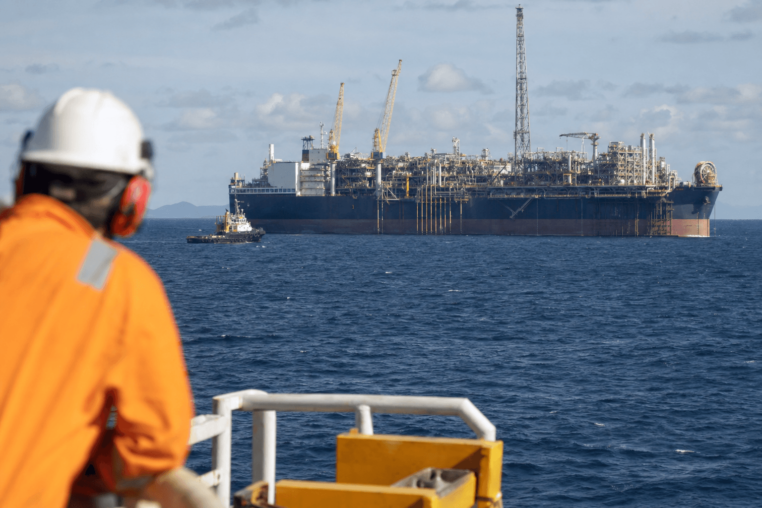 Offshore oil and gas production platform operating in Brazilian deepwater